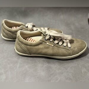 Taos Star Canvas Lace-Up Sneakers – Women’s 9 – Taupe – Great Condition